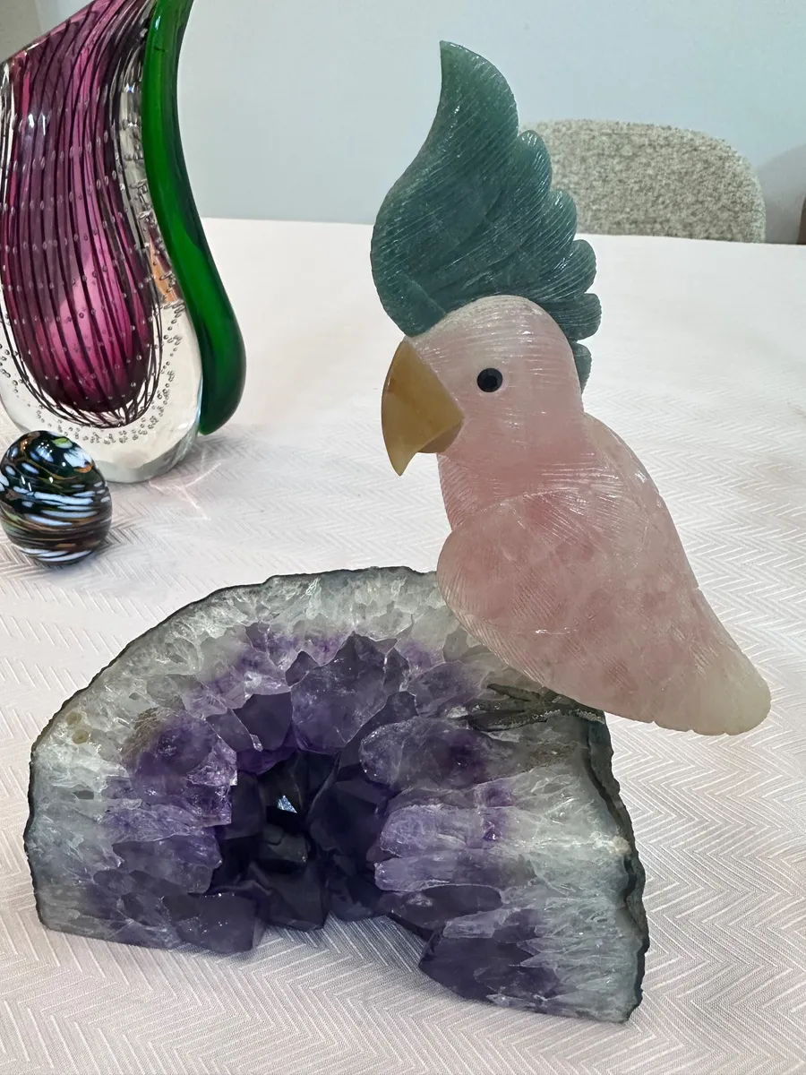 Hand-Carved Rose Quartz Cockatoo on Natural Amethyst Geode – Brazilian Stone Art