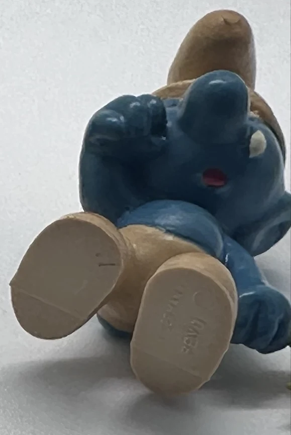 Vintage Schleich Crying Smurf 20018 with Yellow Tissue - Peyo W. Germany 3